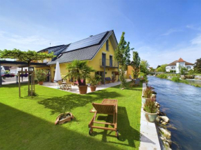 Ferienwohnung, 2 Zimmer, 4 bis 6 Personen, 67 qm, mit großem Balkon, entlang am Fluss, an der Aach, am Bodensee, nah am Naturschutzgebiet